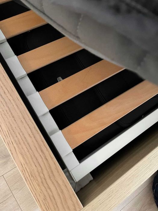 спалня с едно нощно шкафче