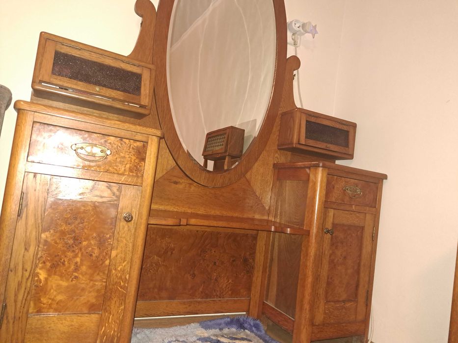 Mobilă din lemn de nuc