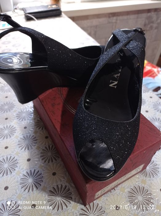 Продам босоножки