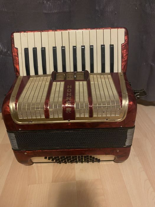 Vand doua acordeoane care necesita reparatii!