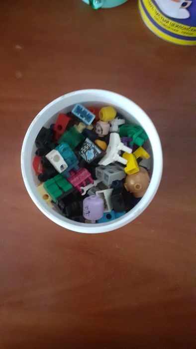 Продам всю пласмасовую банку набитую лего телами и ногами.