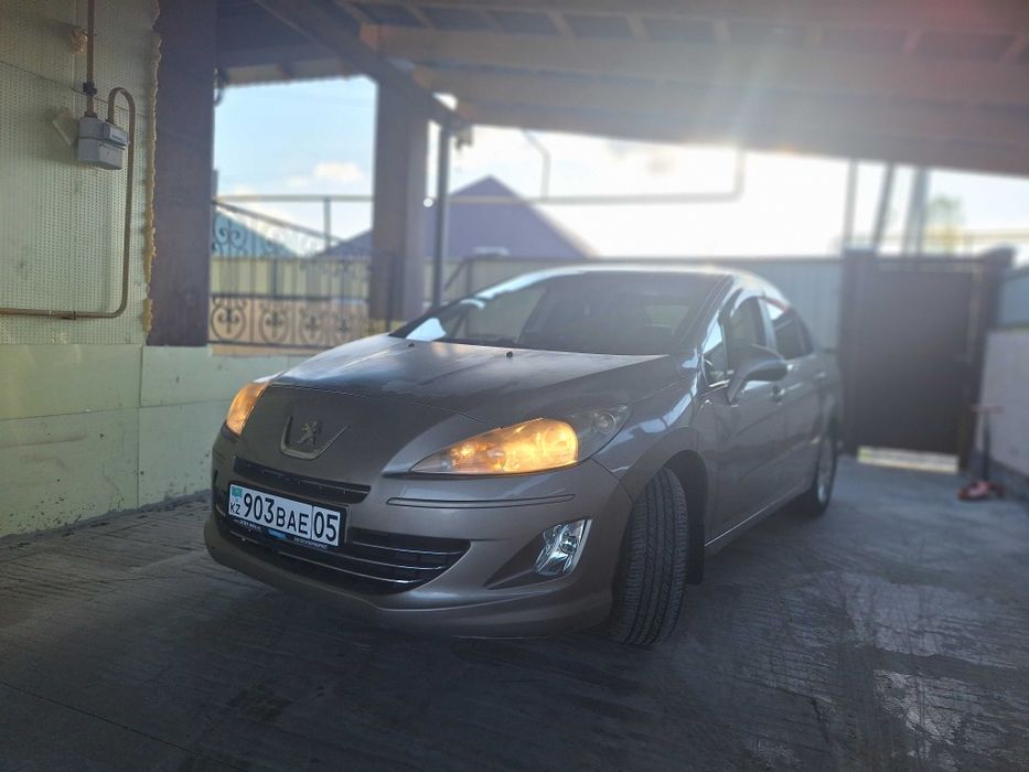 Автомобиль Пежо 408