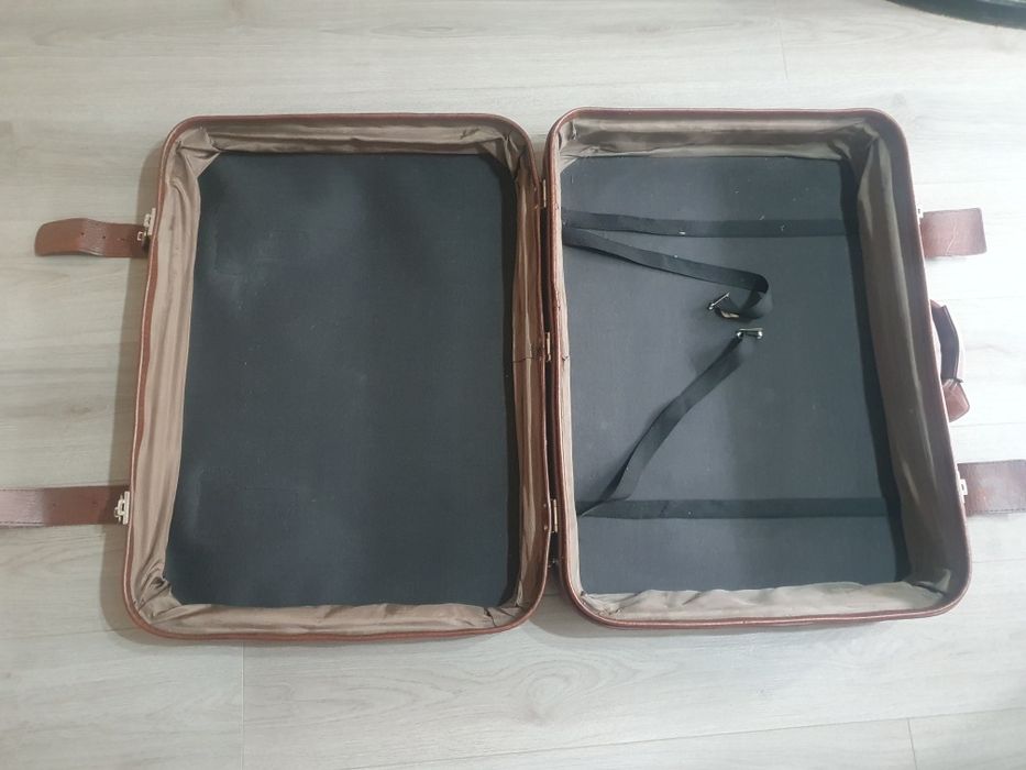 Geamantan mare piele .