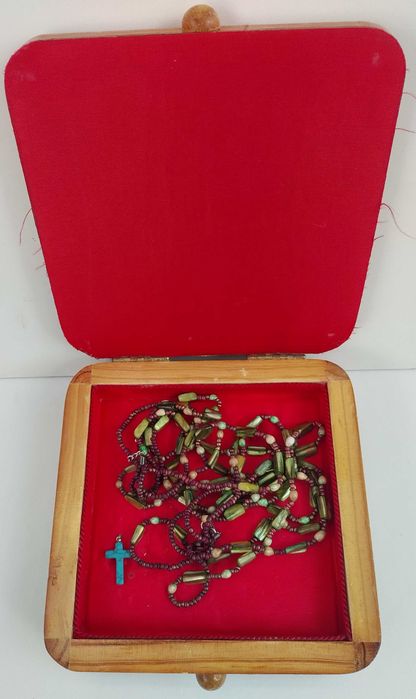 Специална дървена кутия с история, за съхранение на бижута или бижутерия.