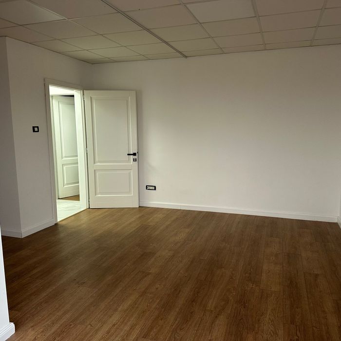 Inchiriez spatiu de birour,saloni in centru civic bloc Roland