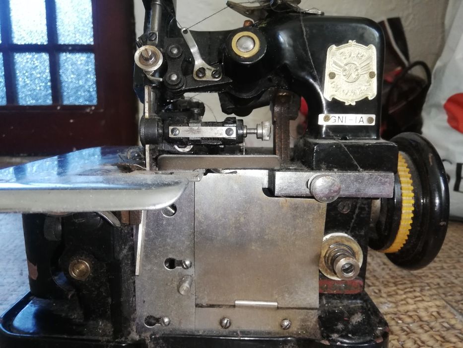 Оверлок бытовой.