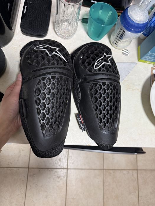 Genunchiere moto barbati