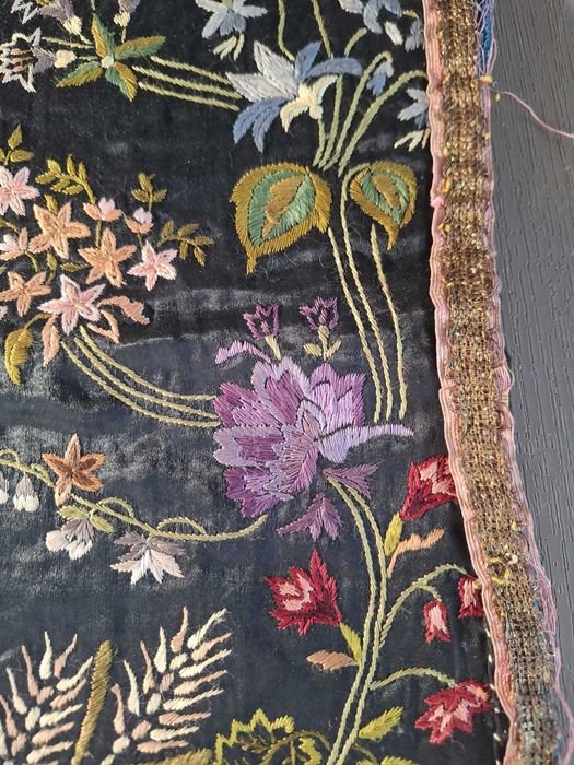 Vând catrință veche din Banat (zona Lugoj) – broderie florală deosebită