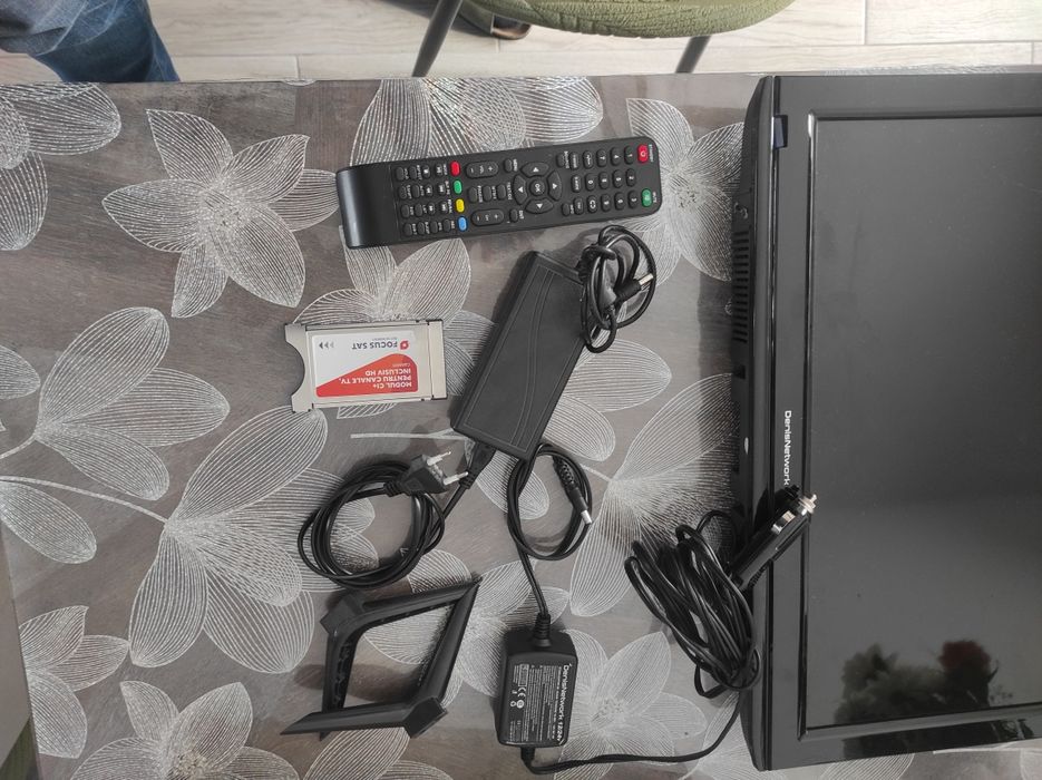 Televizor auto cu încărcător 12/24 și modul CI+ de la focus Sat