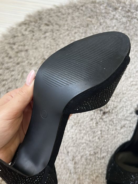 Черни сандали с ток