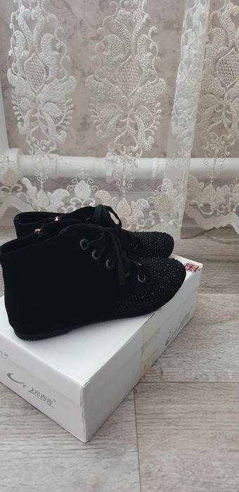 Продам полуботиночки.