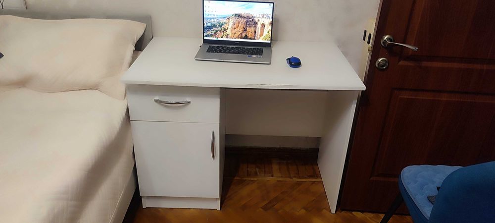 Стол письменный.