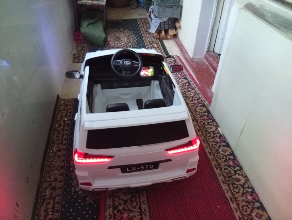 Lexsus bolalar moshinasi