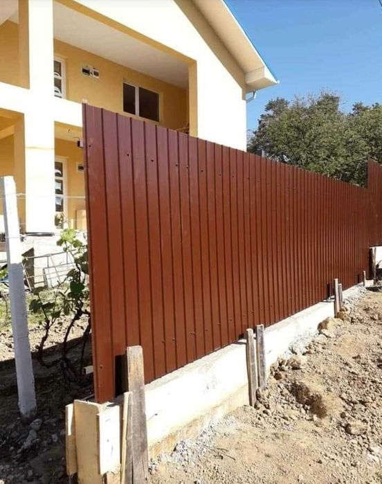 Garduri si porti din panouri stil jaluzele, tabla cutata, sipca metalica, plasa bordurata, fier forjat, BCA sau beton si alte modele la comanda