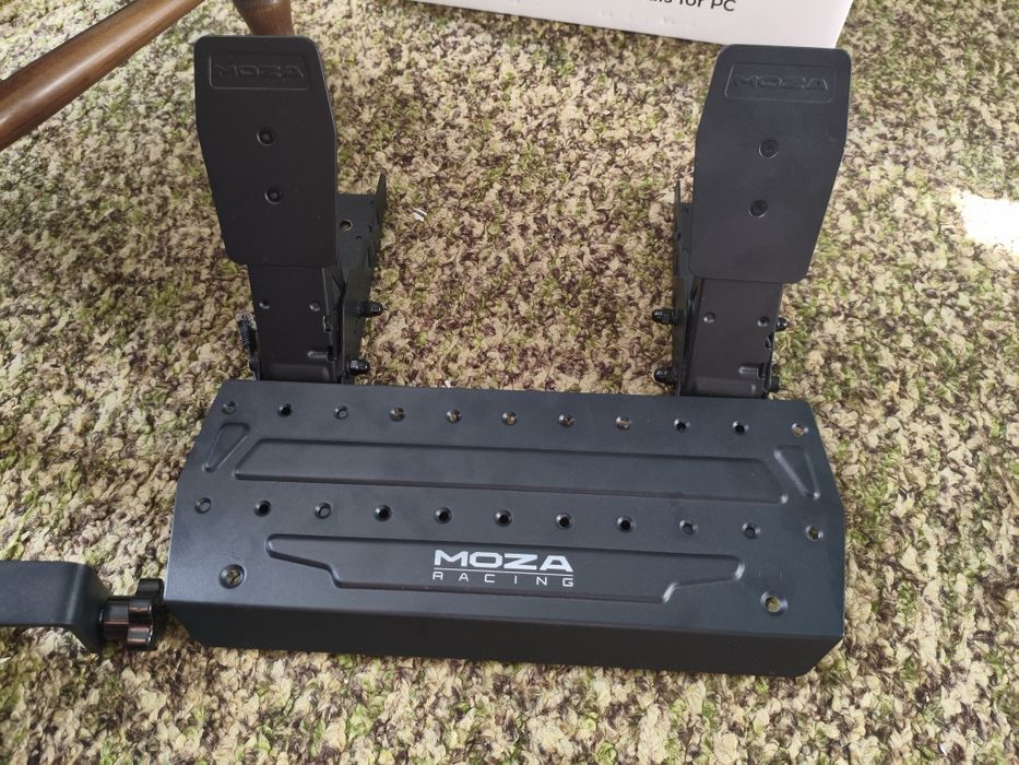 Продавам Moza R5 волан с педали
