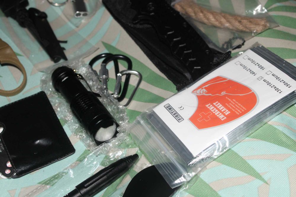 Комплект за оцеляване съставен от 27 части, два ножа, нов, SurvivalKit