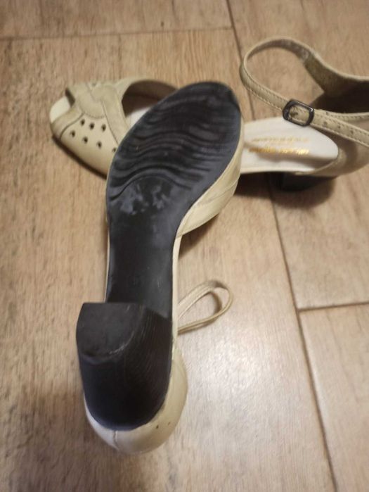 Бежови дамски сандали НОВИ