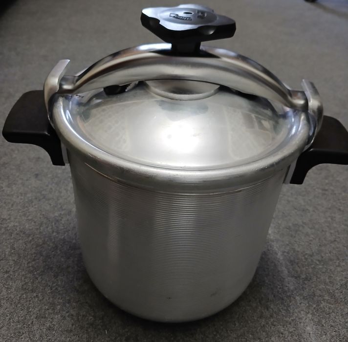 Продам скороварку советскую, 8л.
