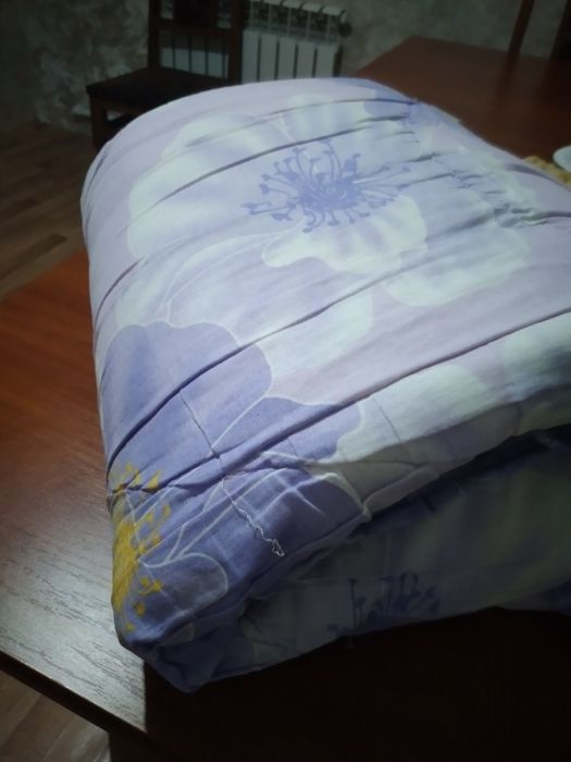 Отдам Одеяло за шоколадку.Теплое,хорошее.