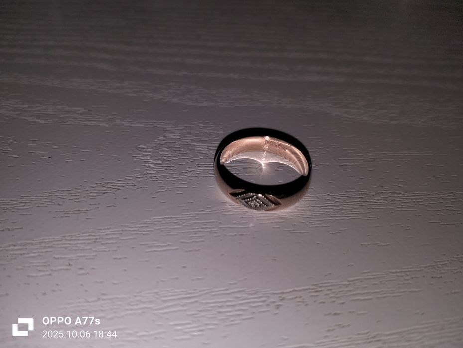 Продам золотое кольцо с бриллиантом