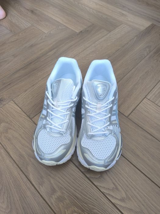 Продаю кроссовки asics