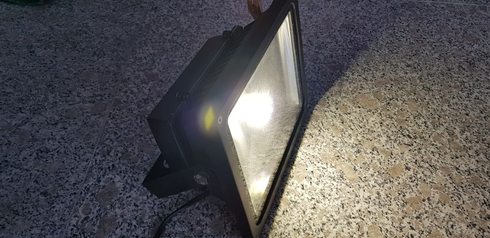 Proiector LED , poate fi folosit la interior sau exterior.