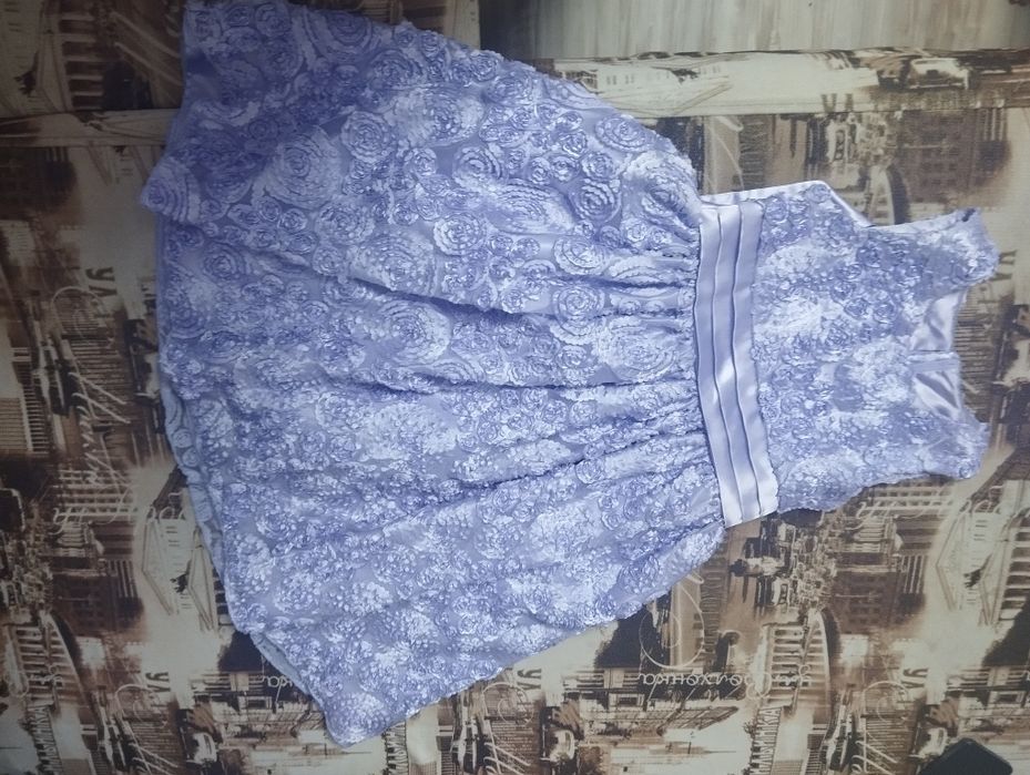 Продам нарядное платье на девочку.