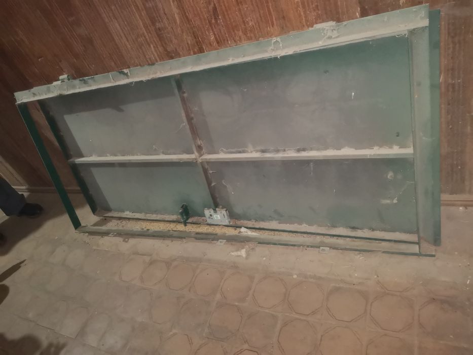 Продам железную дверь с рамой