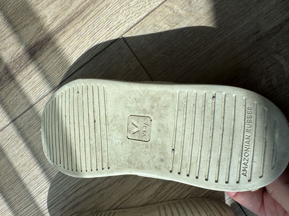 Adidasi copii marimea 31 :Veja si New Balance