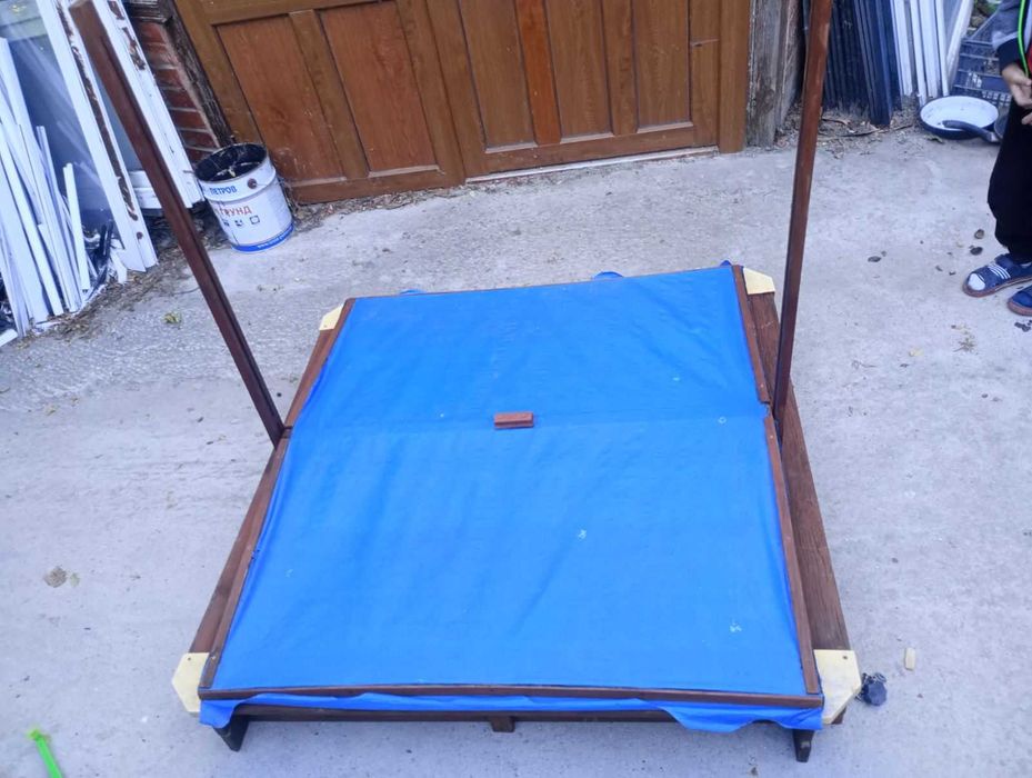 Дървен пясъчник с капак