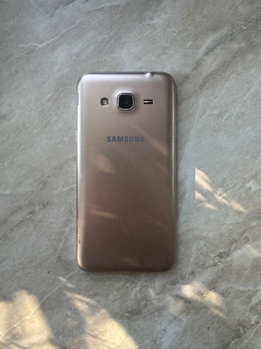 Телефон Samsung J3 2016