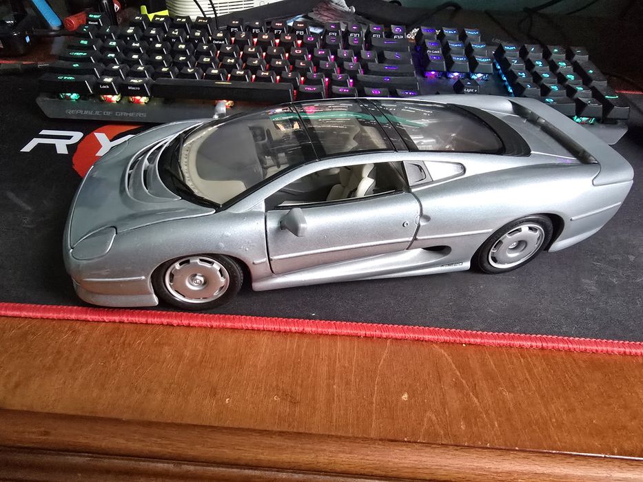Macheta Jaguar XJ220 1:18