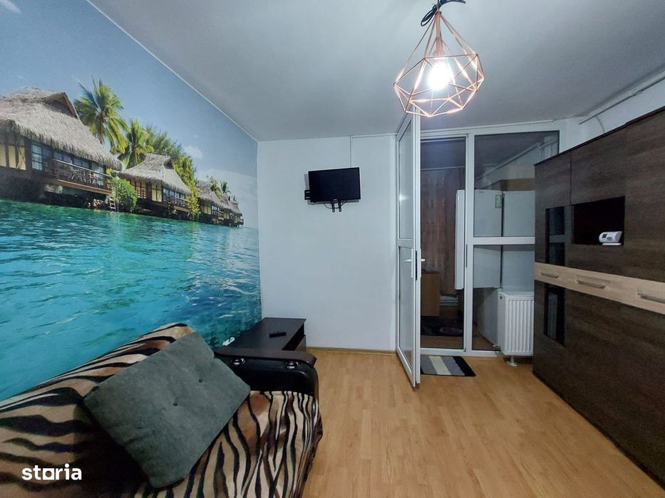 Garsonieră de închiriat, Tractorul (Coresi)