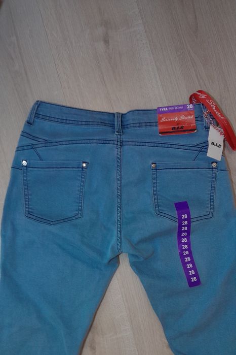 Джинсы фирменные "Denim Jeance and Casuals", суперстрейч, pазмер 28.