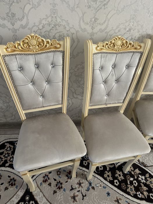 Стол стуля для гостей.