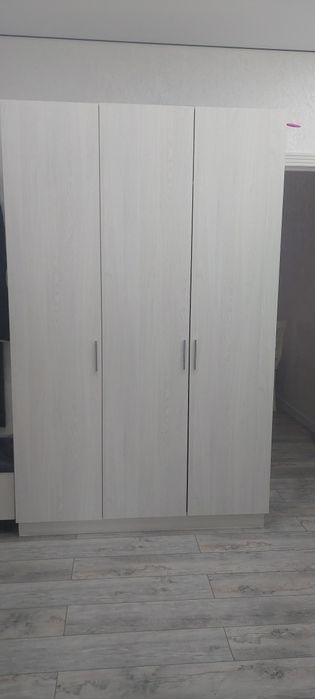 Продаю прихожию шкаф