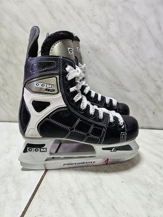 Patine 1 hochei hockey CCM   marimea  35  ( 22,5  cm)