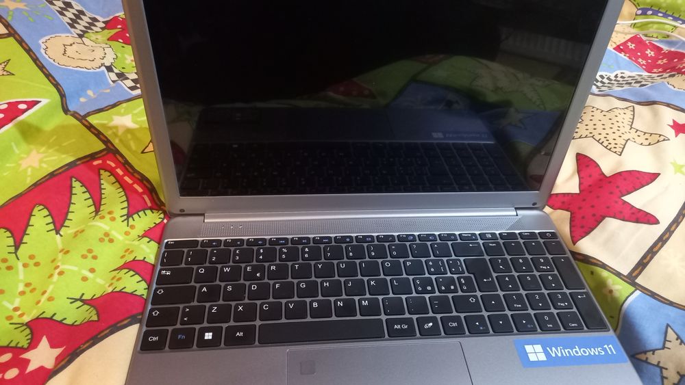 Vand laptop nou, PEAQ, cu Windows 11 instalat,adus din Italia