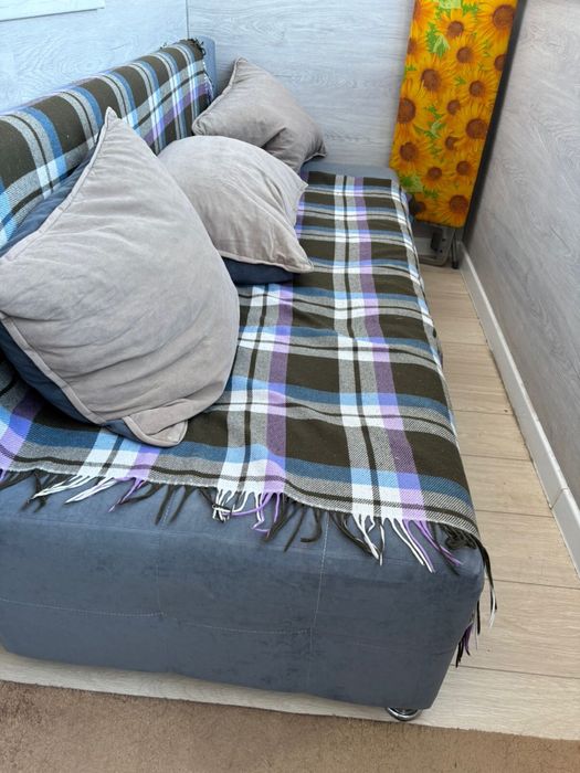 Продам диван в зорошем состоянии .