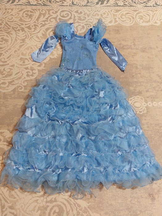 Продам нарядные красивые платья для девочек
