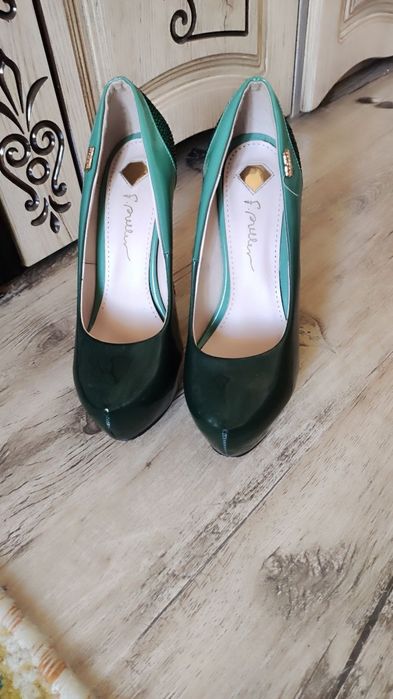 Туфли вечерние продаются