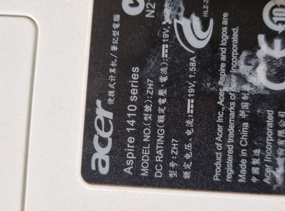 Mini laptop Acer funcțional doar conectat la priza