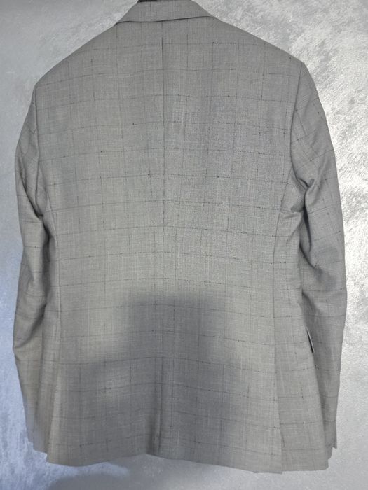 Costum cu vestă și cravată