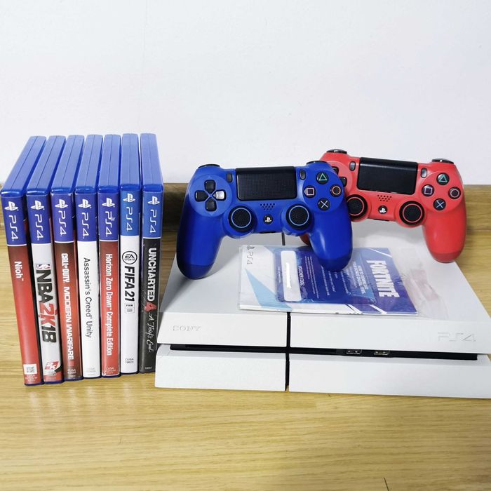 PS4 cu 2 manete + 8 jocuri bune