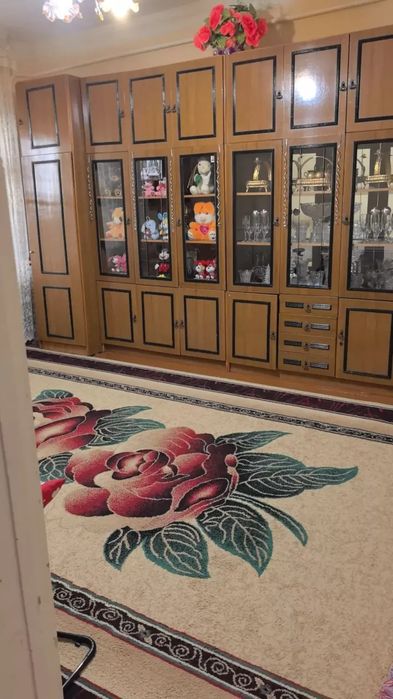 Хамма ижара уйлар шу ерда.Ичига кириб укиб кунгирок килишиз мумкин.