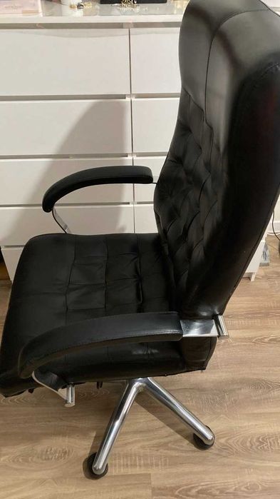 Офисное кожаное кресло