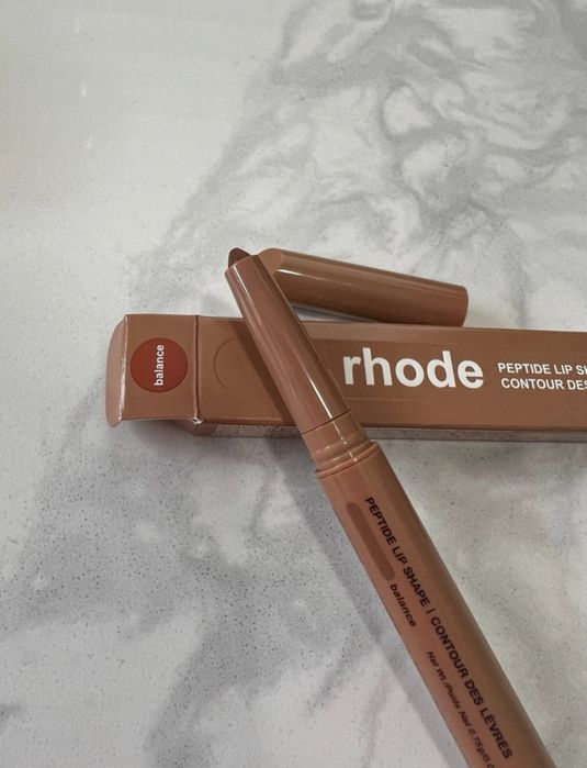 Rhode peptide lip shape Молив за устни