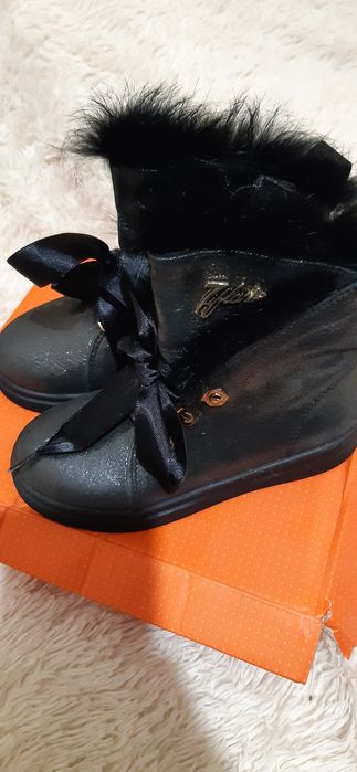 Продам новые  ботинки Тифлани