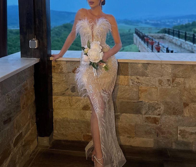 Бална рокля с пера