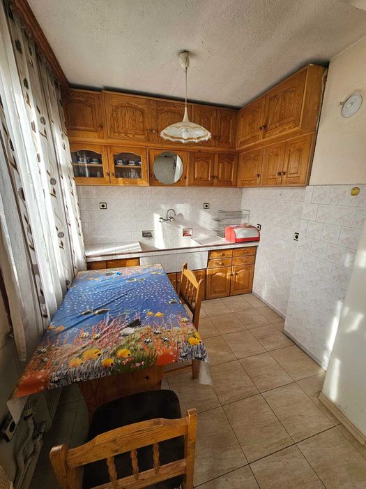 3-етажна къща с двор и гараж в идеален център на Велинград